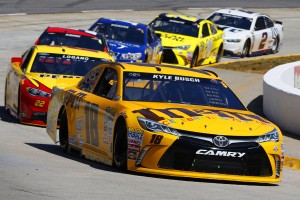 カップシリーズで自身初のマーティンズビル制覇を達成したカイル・ブッシュ(トヨタ・カムリ)