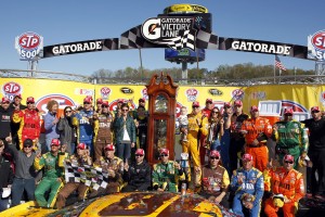 カップシリーズで自身初のマーティンズビル制覇を達成したカイル・ブッシュ(トヨタ・カムリ)