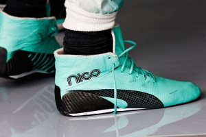 ニコ・ロズベルグのシューズ。とにかく燃えないような工夫が凝らされている。