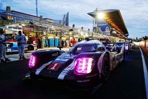 横方向への視認性を上げる目的で改良された2016年版のヘッドライト。号車ごとに色も異なる。