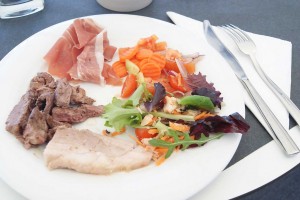 ヒュンダイ・ホスピタリティのランチ、肉のうまさに、フランスの国力の高さを感じます。