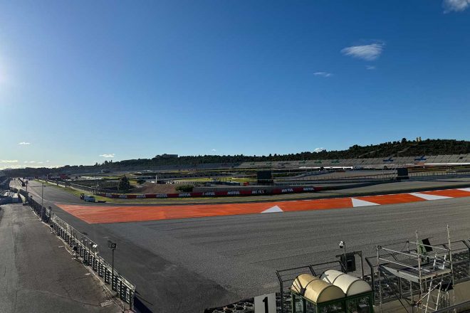 リカルド・トルモ・サーキットの1コーナーからの景色