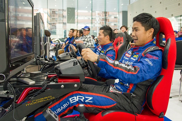 16スバル・ファンミーティング ファンミーティングではグランツーリスモ6を使用したエキシビジョンマッチも実施された
