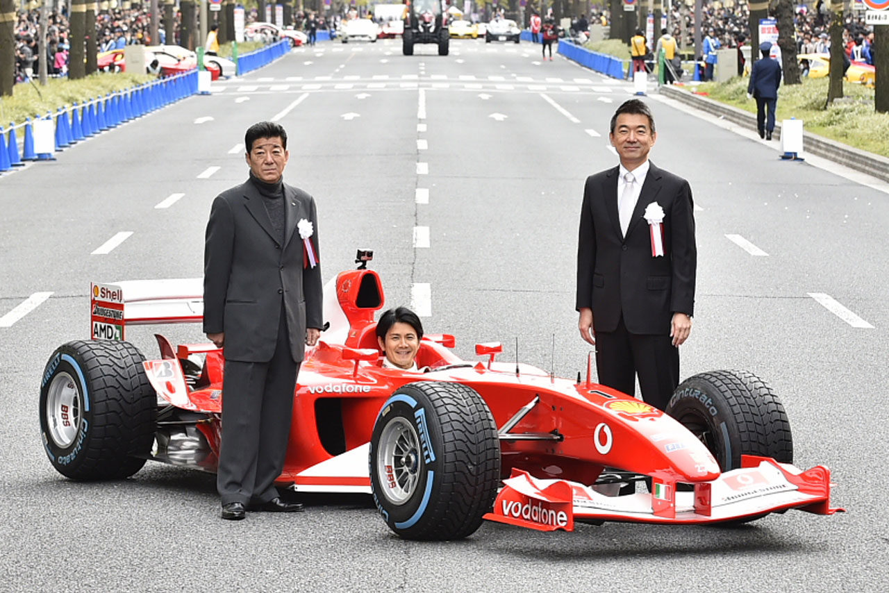 フェラーリF2003-GAをドライブした中野信治氏と橋下徹大阪市長、松井一郎大阪府知事