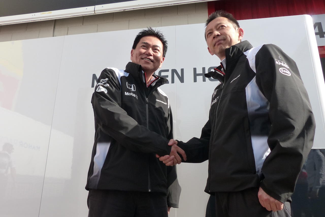 握手をかわす新井氏とホンダF1総責任者を引き継ぐ長谷川氏（右）