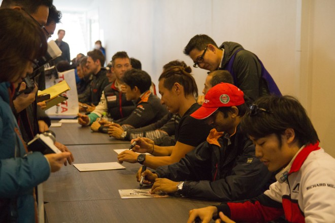 午後の走行が中止されたことを受け、午前の走行でクラッシュがあった塚越広大を除く、全ドライバーが登場したサイン会が行われた。