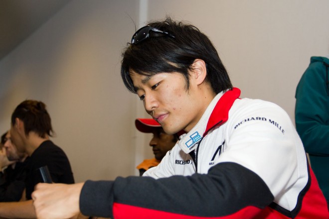 サイン会には、この合同テストでホンダ・テストカーをドライブする松下信治も駆けつけた。