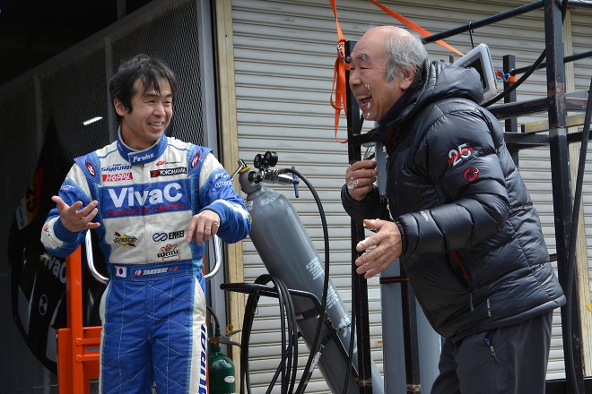 宮島メカにケーキをぶつけ、大笑いの土屋春雄監督と武士親子