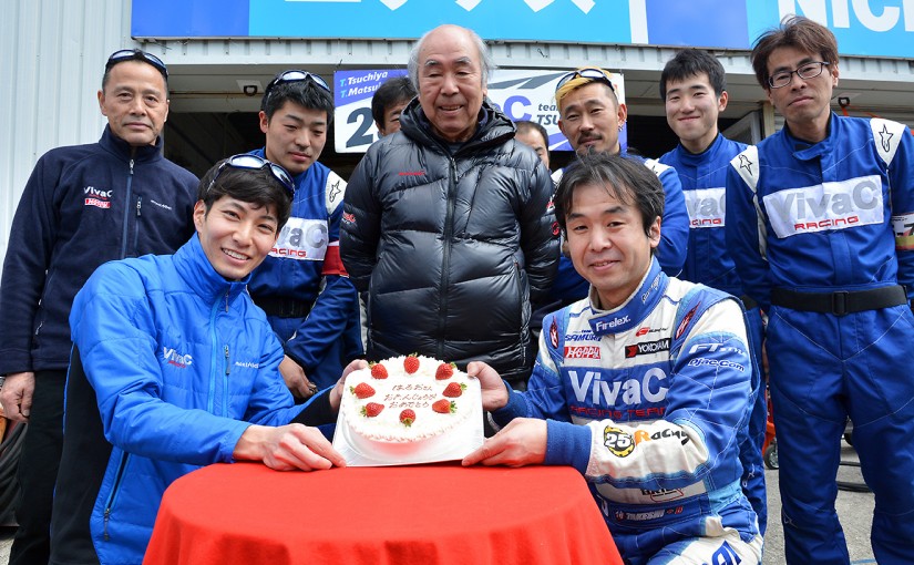 土屋春雄監督ハッピーバースデー。チームで盛大に祝福 スーパーGT autosport web