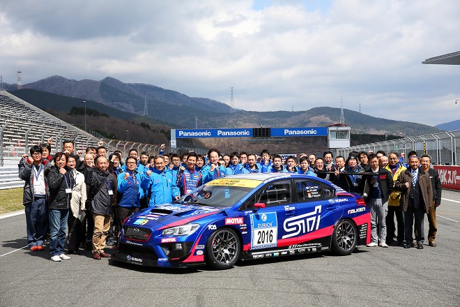2016年仕様WRX STIを囲み、チームメンバーと協賛各社が集まって記念撮影を行った