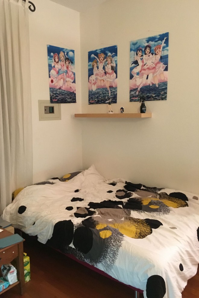 万璃音の部屋。タペストリーに16歳ならではのこだわりが