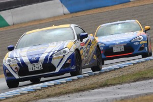 レース終盤、僅差のバトルを繰り広げた平中克幸(GY RACING 86)と服部尚貴(OTG DL 86)