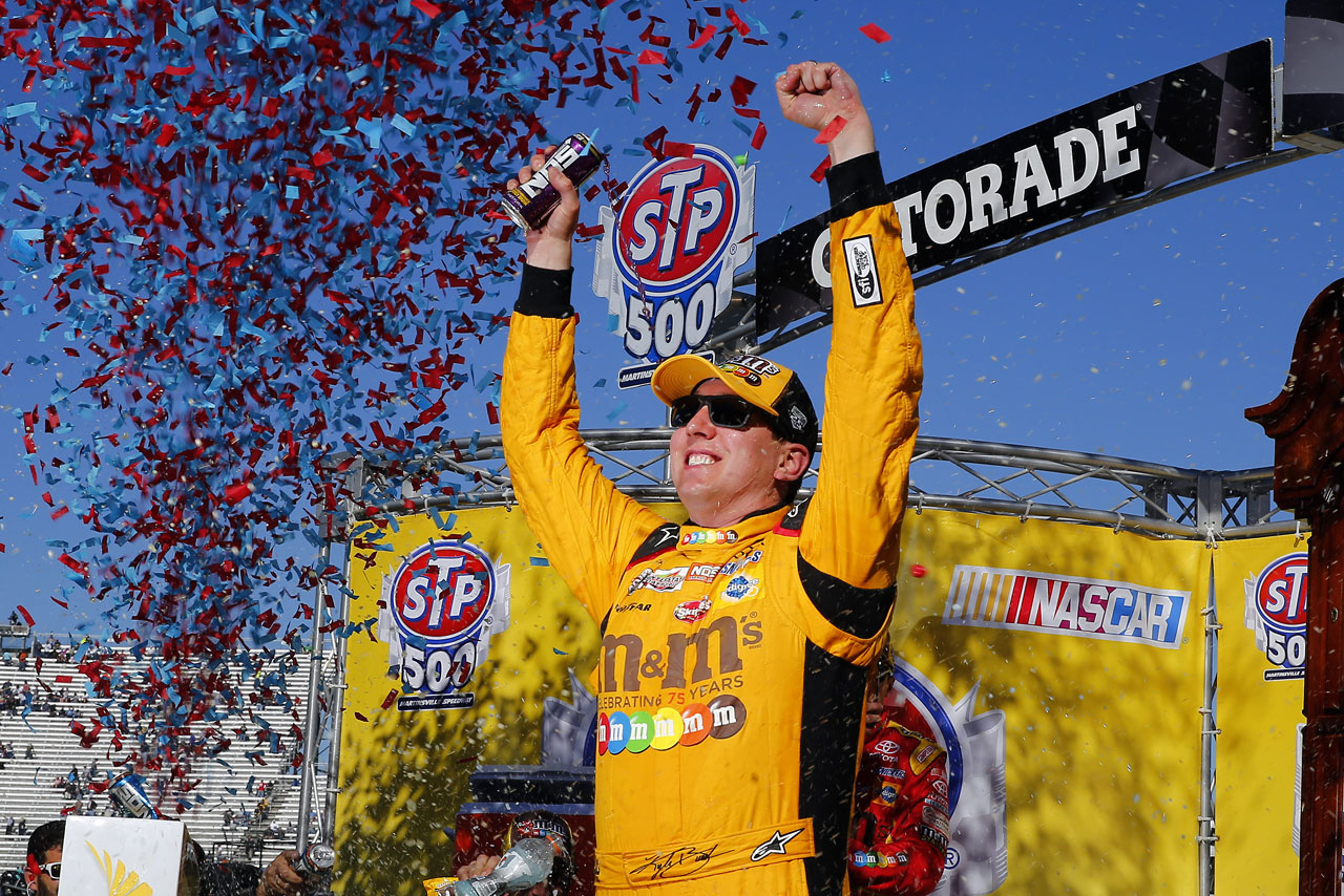 カップシリーズで自身初のマーティンズビル制覇を達成したカイル・ブッシュ（トヨタ・カムリ）