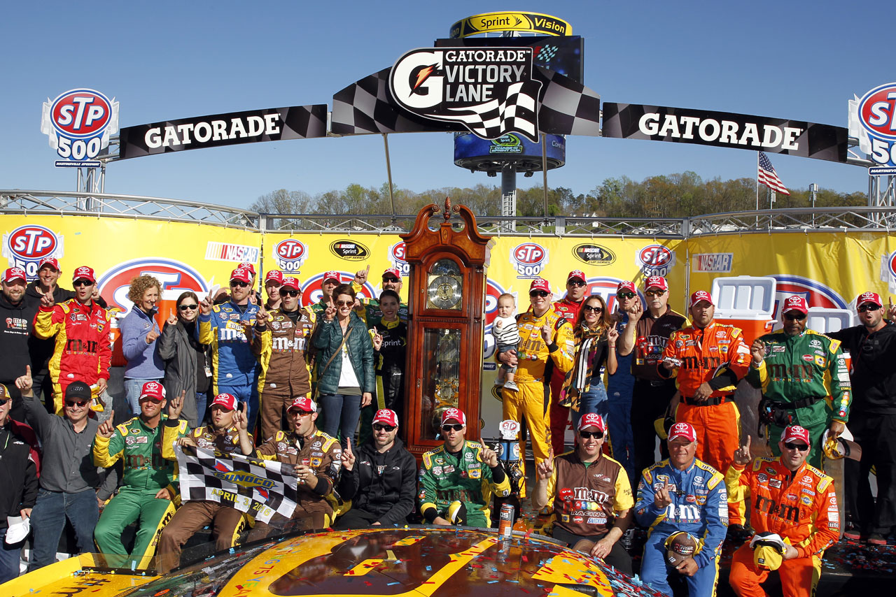 カップシリーズで自身初のマーティンズビル制覇を達成したカイル・ブッシュ（トヨタ・カムリ）