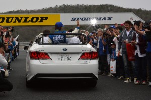 多くのファンに声援を送られ、パレードランに向かう寿一