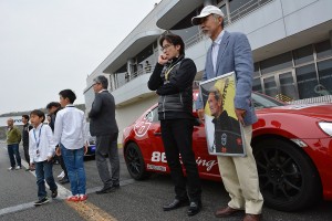 寿一の引退セレモニーは、師匠の松本恵二さんがかたわらからずっと見守っていた。