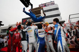 ドライバーたちから11回胴上げされる寿一