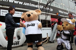 編集部ヒラノからフィンくんにトロフィーが贈られました
