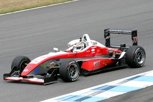 台湾人俳優のロイ・チウがもてぎでF3をテストした