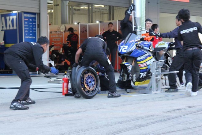 スーパーフォーミュラ参戦チームの隣では、全日本ロードレースに参戦するチームもピットワークの練習をしている