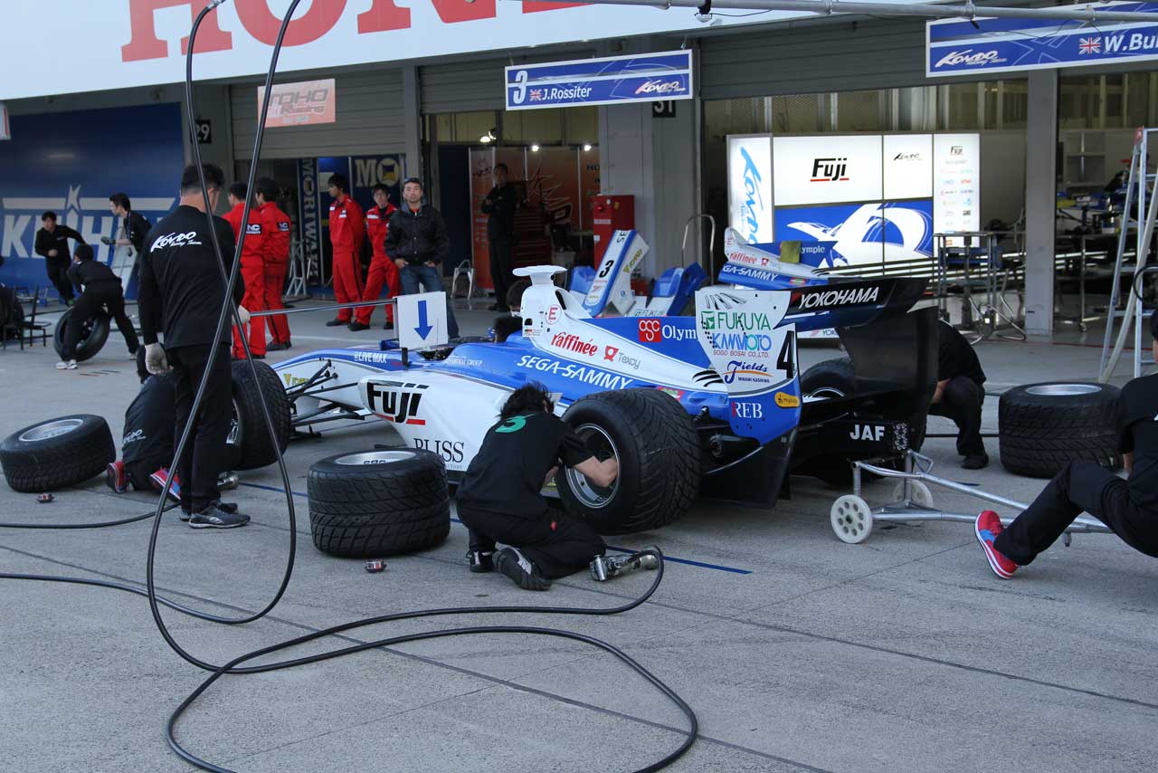 専有走行終了後、チームの中にはピットワークの練習を行っていた