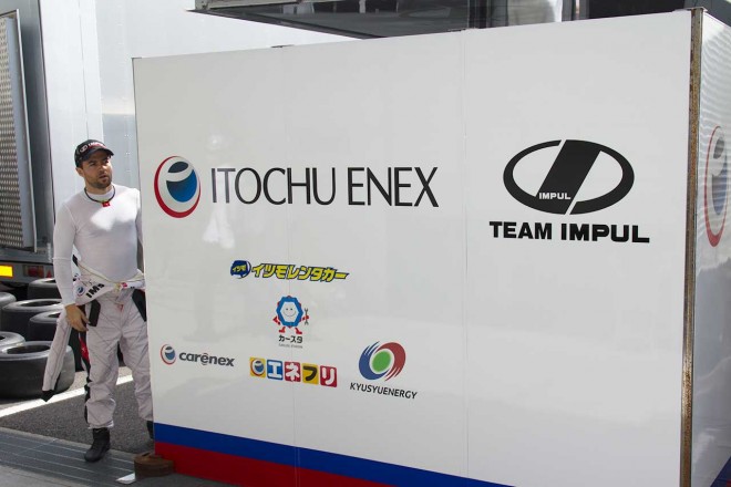 チームインパルのパーテーションにはITOCHU ENEXのロゴが掲げられている
