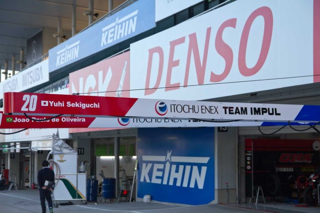 チームインパルの給油タワーに取り付けられたブームもITOCHU ENEX TEAM IMPUL仕様になっている