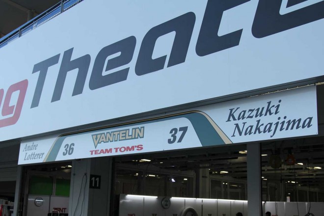 スポンサーであるバンテリンのロゴが掲げられたVANTELIN TEAM TOM'Sのピット