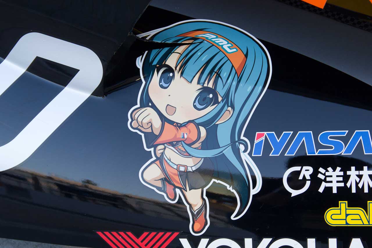 P.MU／CERUMO・INGINGのマシンにあしらわれている“メカニック見習い兼広報アシスタント”の山口美羽ちゃん。今年は全部で4種類のパターンがある