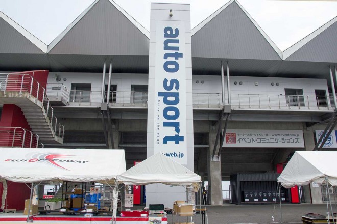 三栄書房/サンズのブースは、このオートスポーツ看板が目印