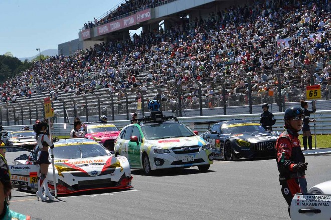 決勝レースのスタート前に、走行を行ったグーグルのストリートビューカー