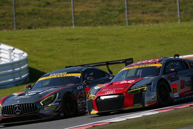 GAINER TANAX AMG GT3（左）とHitotsuyama Audi R8 LMS（右）