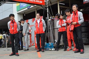 スーパーGT第1戦岡山でスタート直前、柿元邦彦元総監督、田中利和新総監督、松田次生とグリッドを見つめる片桐新社長