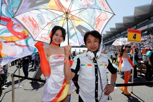 片山右京監督とレーシングミクサポーターズの荒井つかささん