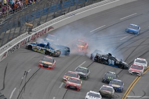 NASCAR第10戦タラデガ/クラッシュを喫するマット・ケンゼス