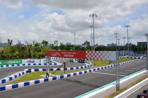 鈴鹿サーキットパークの様子。手前がメインストレート、奥側がS字にあたる。