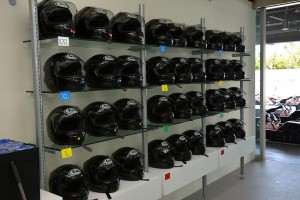 レンタル用のヘルメットは、清潔かつ整然と並べられる。