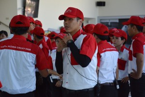 鈴鹿サーキットパークのスタッフは、日本の鈴鹿サーキットと色違いのユニフォームをまとう。