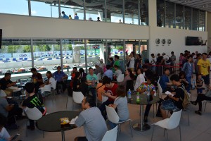 オープンとなった9日、ミニ鈴鹿サーキットには走行待ちの多くの人だかりができた