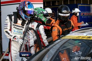 30号車TOYOTA PRIUS apr GTの永井宏明と佐々木孝太