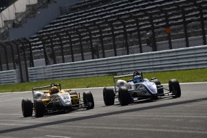 0.014秒差でDRAGONをかわしチェッカーを受けたアレックス・ヤン