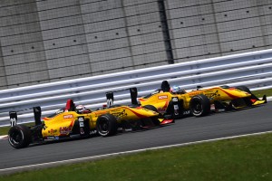 競り合うヤン・マーデンボロー（B-MAX NDDP F3）と千代勝正（B-MAX NDDP F3）