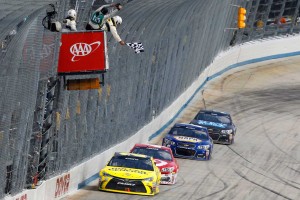 NASCAR第12戦ドーバー チェッカーを受けるマット・ケンゼス(トヨタ・カムリ)