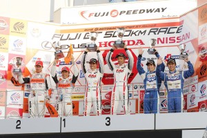 表彰台を獲得した土屋武士/松井孝允組