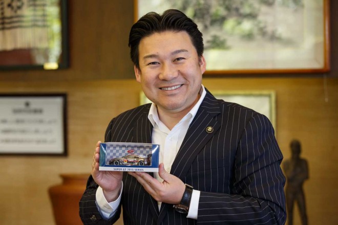 長野恭紘別府市長には、昨年千代勝正がドライブしたGAINER TANAX GT-Rのモデルカ―が贈られた