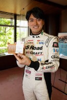 千代勝正にはONSENツーリズム別府特別観光大使としての名刺と、別府の特産品である竹で作られた名刺ケースが渡された