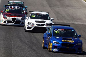 TCRインターナショナルシリーズの序盤2戦に登場したスバルWRX STIとアルファロメオ・ジュリエッタ