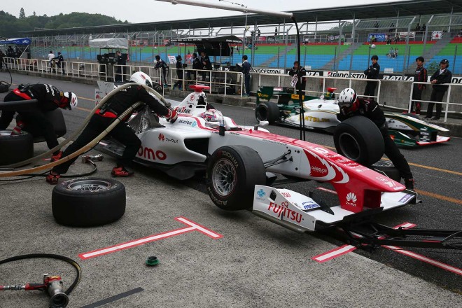 2016スーパーフォーミュラ第2戦岡山 ピット練習を行うDOCOMO TEAM DANDELION RACING