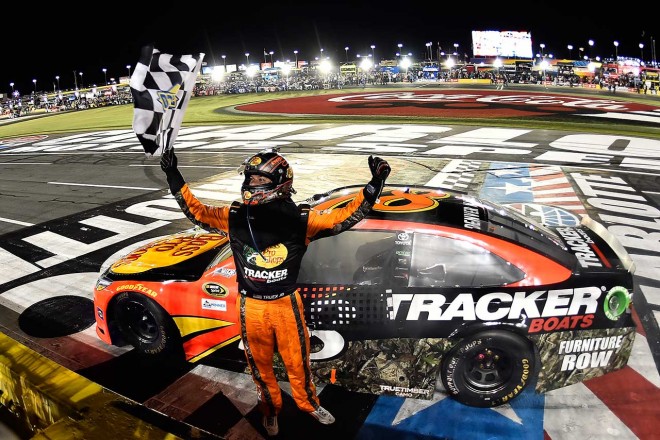 NASCARシャーロットで優勝したマーティン・トゥルーエクス・Jr.（トヨタ・カムリ）