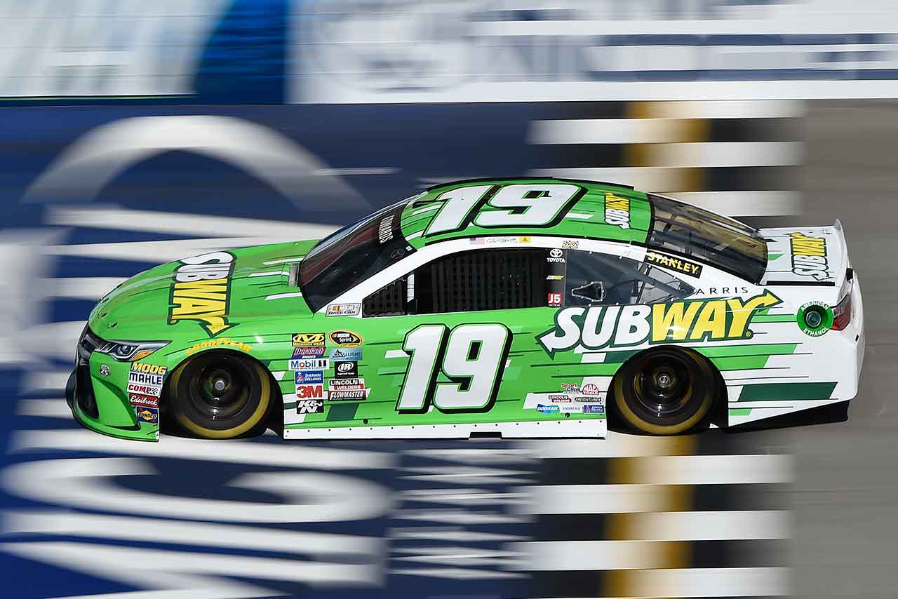 NASCAR第15戦ミシガン カール・エドワーズ（トヨタ・カムリ）